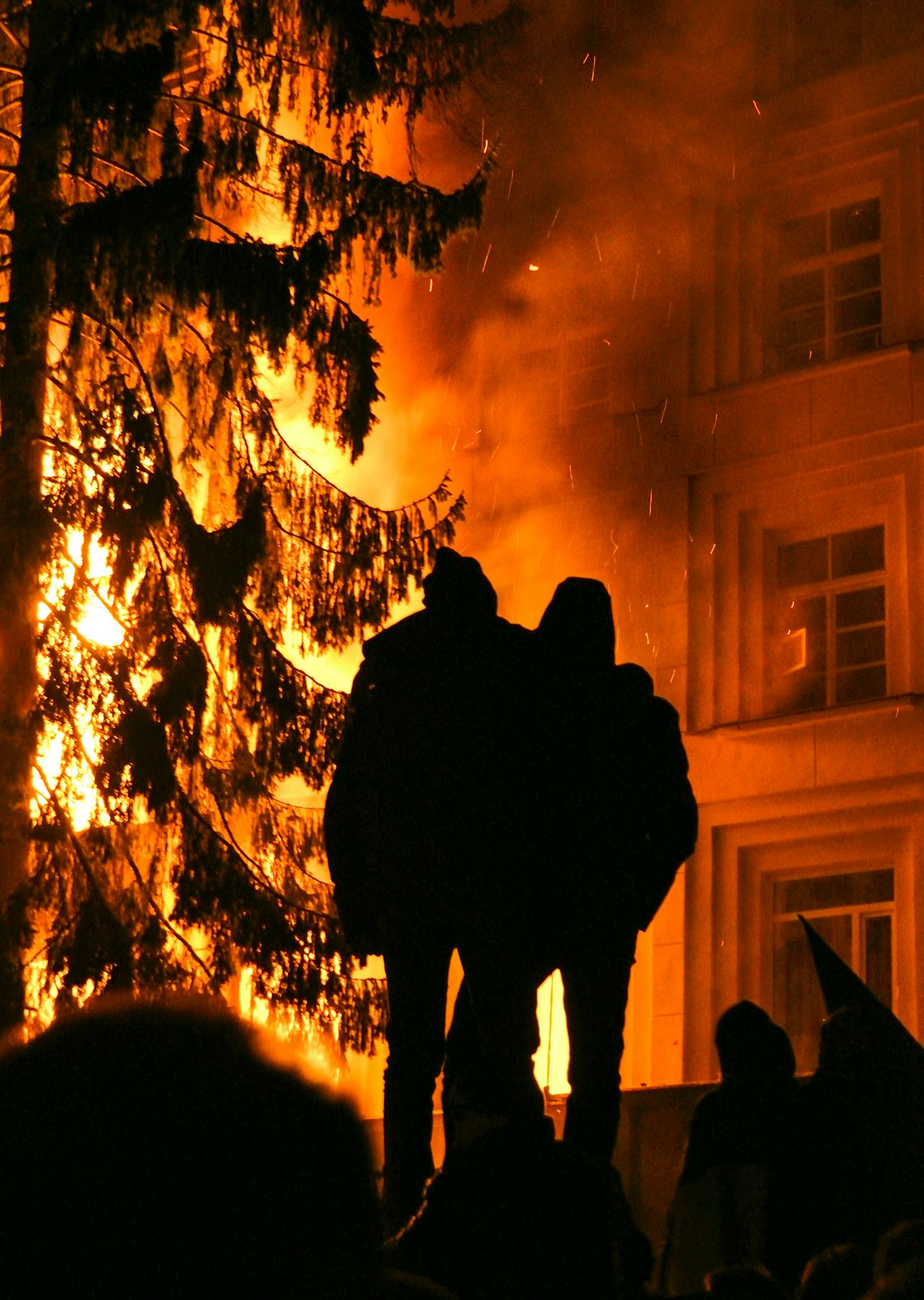 El que ve casas ajenas, es porque ya quemó la suya